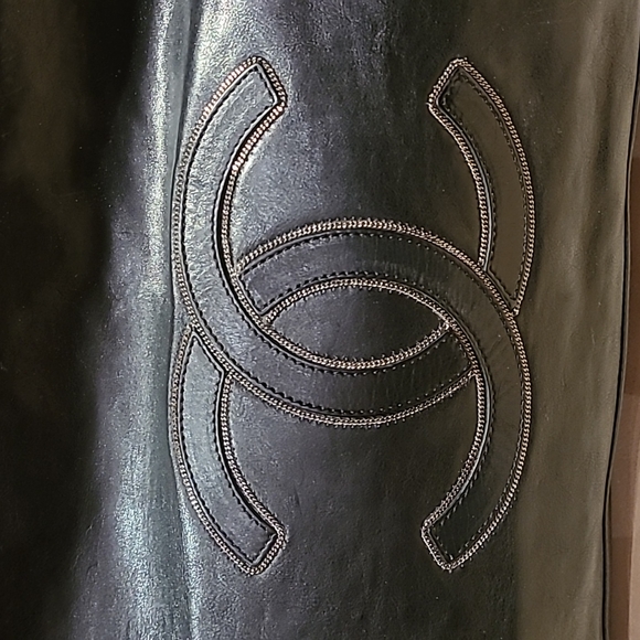 Gorgeous CHANEL handbag w/ large CC logo. Black shiny leather monili metal trim - Picture 2 of 16